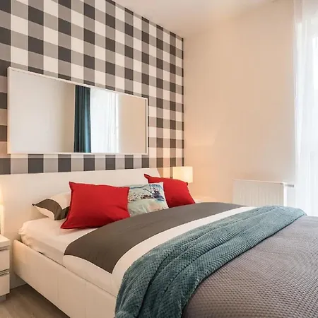 Deluxe By The Railway Station Aparthotel